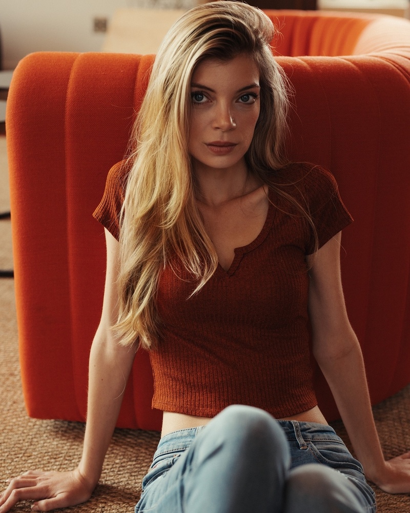 Female model photo shoot of Darling Cashley