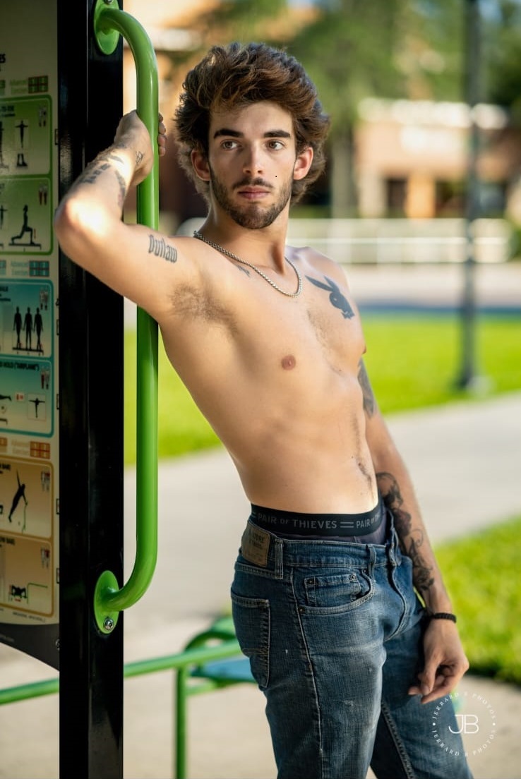 Male model photo shoot of Tattedmanlogan21