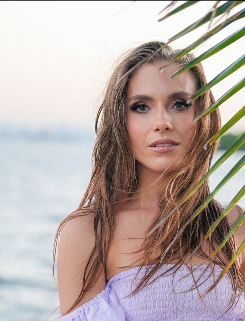 Female model photo shoot of Elina Smirnova in Bay Harbor Islands