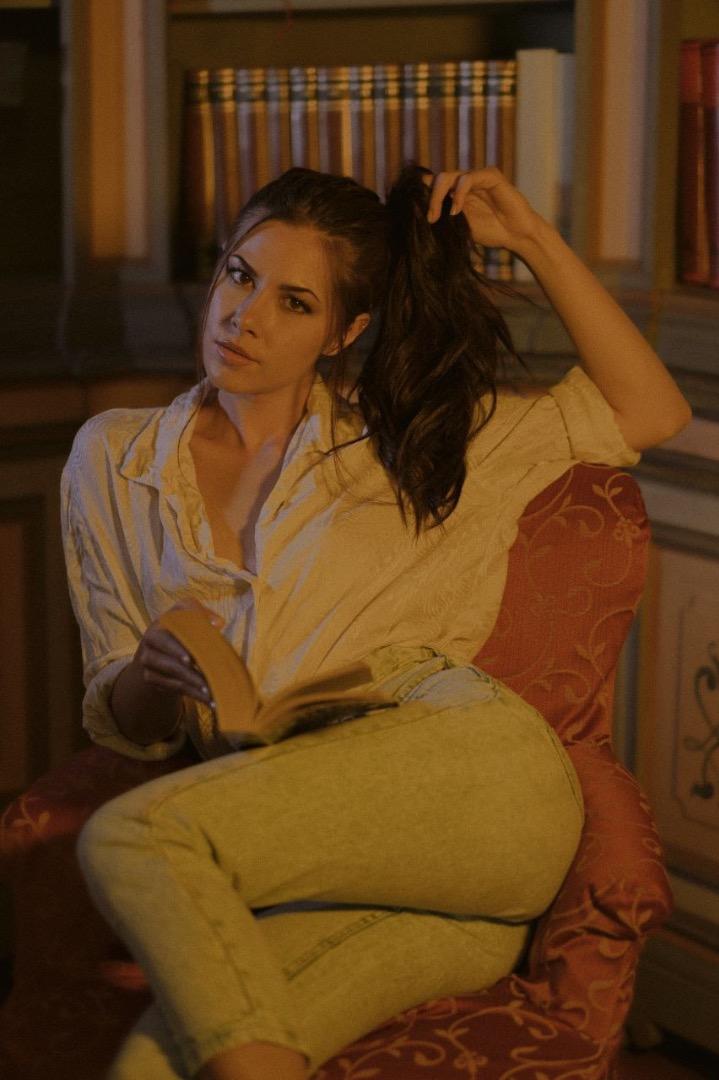Female model photo shoot of Valeria Lariccia