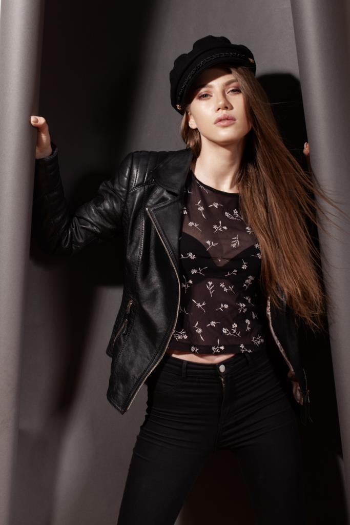 Female model photo shoot of anna_unkovskaya