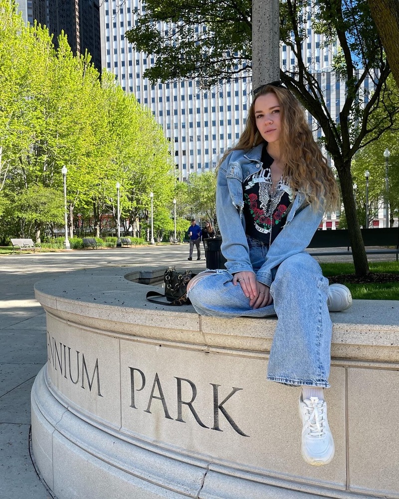 Female model photo shoot of Julia Snown in Chicago