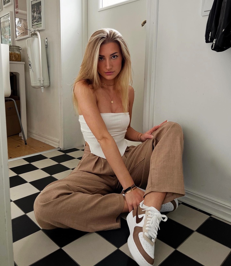 Female model photo shoot of BlondeAsta
